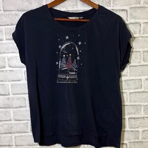 La Vie En Rose Midnight Blue Graphic Tee, snow globe Christmas, print size large